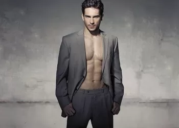 Yakışıklı ve Fit Erkekler Daha Çok Para Kazanıyor!